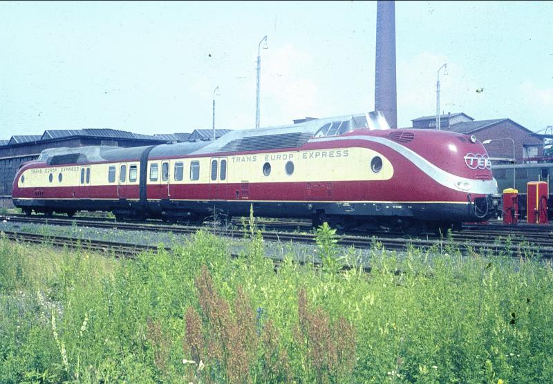 Nanu eine Doppel-Lok ? nein nur zwei rckwertig gekuppelte VT 11 Triebkpfe im BW Grieheim von Frankfurt a.M. im Jahr 1966. 