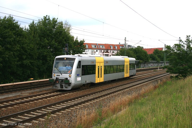 NEB VT007 Lz in ungewohnten Farben mglicherweise auf berfhrung. Der Triebwagen gehrt Angel Trains Europa (Berlin Bornholmer Str, 15.06.2009)