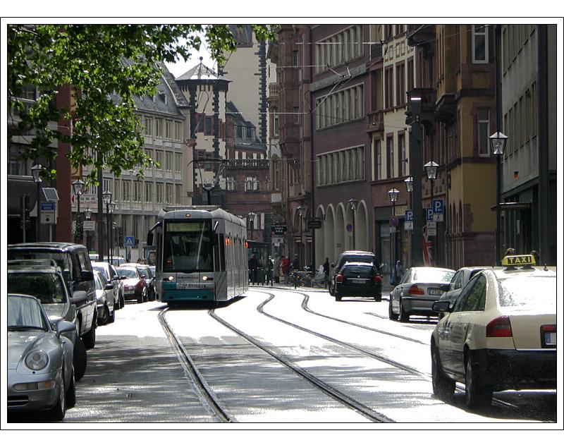 Neue Trams -

Die neue Generation von Niederflur-Trams in Frankfurt ist die Baureihe S. Hier eine Gegenlichtaufnahme in der Braubachstraße in der Innenstadt. 

01.06.2006 (M)
