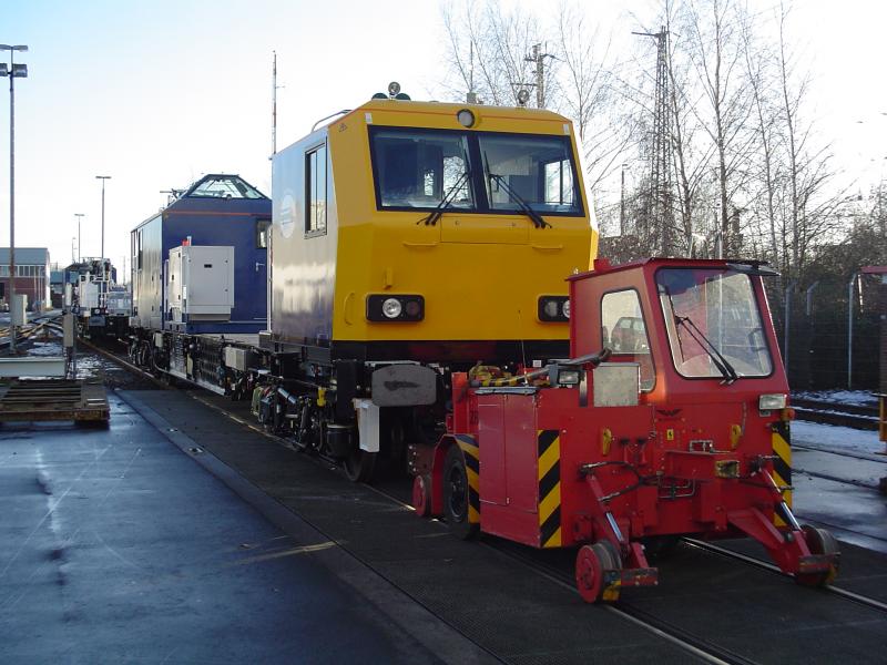 Neuer Zug (der Britischen Eisenbahn) in Rheine bei der firma Windhoff wird abgeschlept.