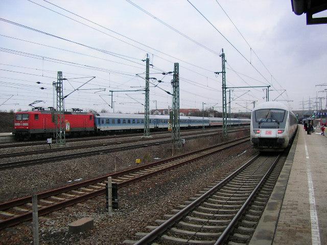 Neues Jahr im Bahnhof Vaihingen(Enz): Links der IRE Stuttgart - Vaihingen(Enz), rechts der IC Hamburg-Altona - Stuttgart. (4.1.06)