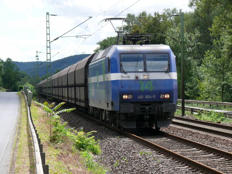 481 004-0 der NIAG f�hrt mit einem langen G�terzug durch