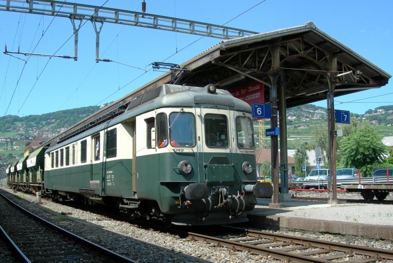 Nicht alltglich: Der SOB Triebwagen BDe 576 049-1 mit vier Kieswagen wartet in Vevey auf die Weiterfahrt Richtung Montreux.
4. August 2009