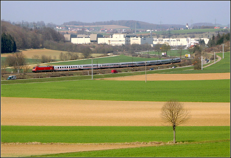 Nicht mehr ganz intakte Landschaft -

Intercityzug zwischen Amstetten (im Hintergrund) und Urspring auf der Schwäbischen Alb. Die Druckmaschinenfabrik besetzt auffällig das Landschaftsbild.

11.04.2007 (M)