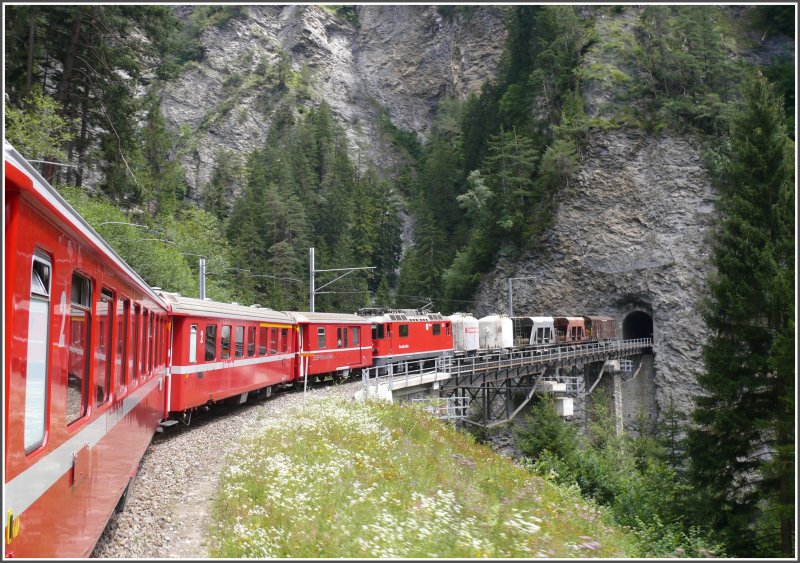 Nicht nur auf der Albulalinie gibts spektakulre Brcken/Tunnelbergnge, sondern auch auf der Arosabahn, wo der Brenfalletunnel direkt auf die Castielertobelbrcke fhrt. R1440 hatte heute neben Passagieren auch wieder leere Gterwagen am Haken. (21.07.2009)