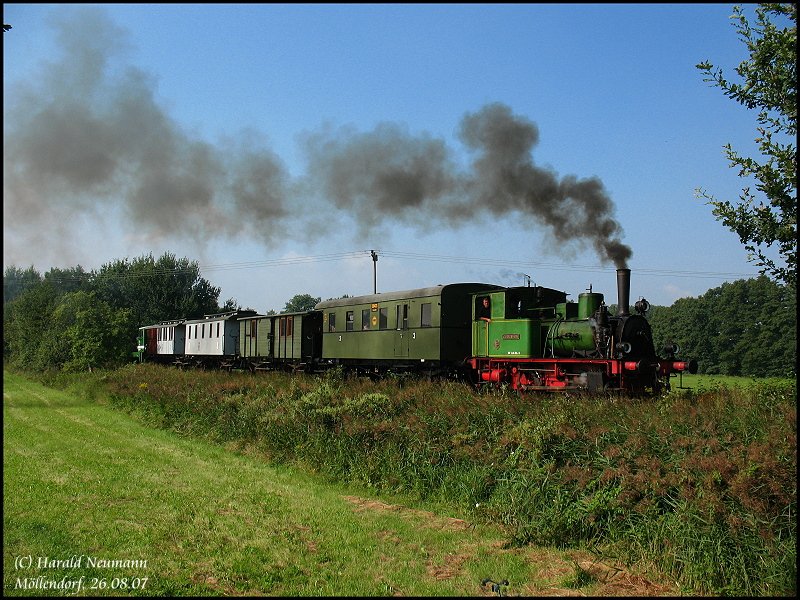 Zug der NMLE Finsterwalde/Nl.-Kleinbahren bei M�llendorf, 26.08.07. 