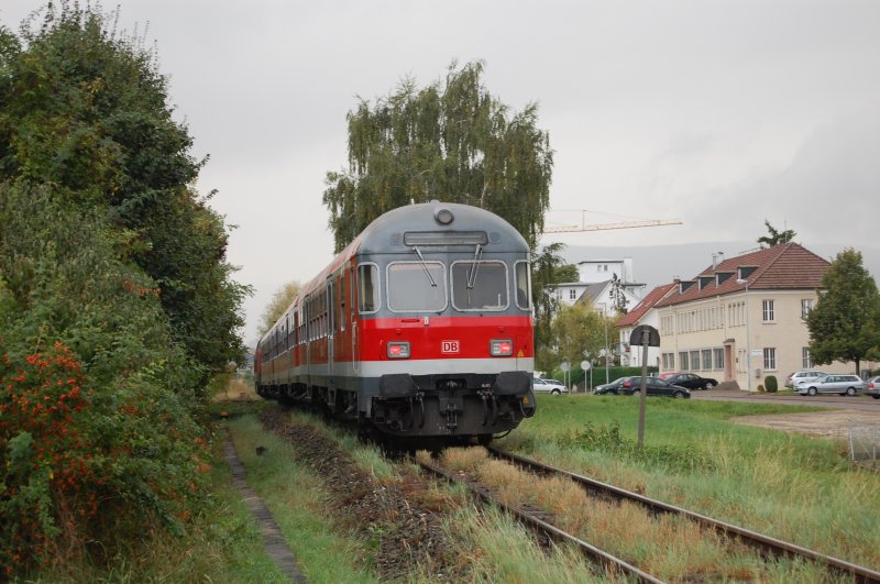 Noch sind die Karlsruher Steuerwagen Alltag auf der Teckbahn, im Dezember 2009 werden sie jedoch auf dieser Strecke vollstndig durch Triebzge der BR 650 abgelst. Am 14.9.2009 lie ich es mir nicht nehmen einen aus Silberlingen gebildeten Wendezug nach Oberlenningen bei Dettingen ablichten.