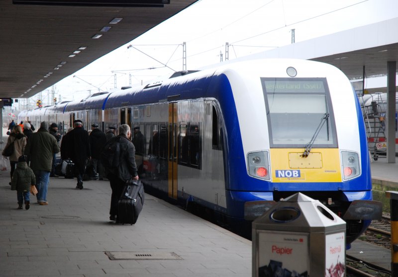 Hamburg, 03.02.2007, ein Zug der NOB nach Westerland/Sylt im Bahnhof