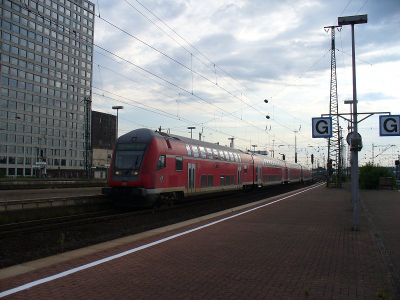 Einfahrender RE 6 aus D�sseldorf f�hrt gleich nach kurzem Halt