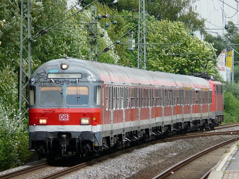 Der RE 13 auf dem Weg nach Venlo passiert hier