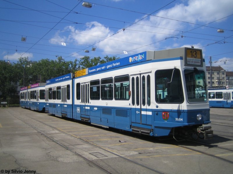 Nr. 2004  Hngg  + 2315 am 13.6.09 im Depot Kalkbreite. Wegen der Stauffacher Baustelle musste diese 13er Komposition das Wochenende im Depot verbringen. Was die Zutrittsrechte vom Depotareal betrifft, an diesem Wochenende war dieser Fotostandpunkt frei zugnglich, weil die Passagiere der Linien 2 + 3 auf dem Depot Areal aussteigen mussten.