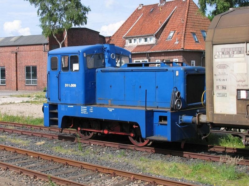 311.009 (ex-DR 101 535) der CFL Cargo auf Bahnhof Nieb�ll