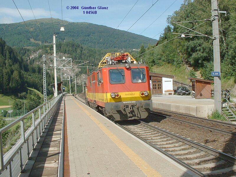 Oberleitungs-Dienstfahrzeug fhrt am 30.08.2004 durch die Haltestelle St.Jodok.