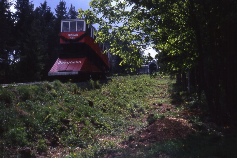 Oberweissbacher Bergbahn, kurz vor der Bergstation.
(Anfang der 90ziger Jahre)