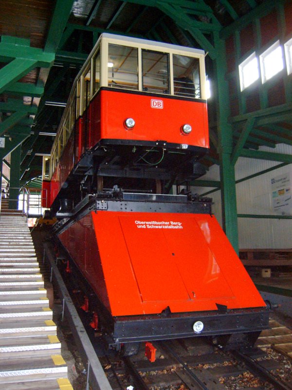 Hier der Triebwagen der Oberweisbacher Bergbahn auf der G�terb�hne am