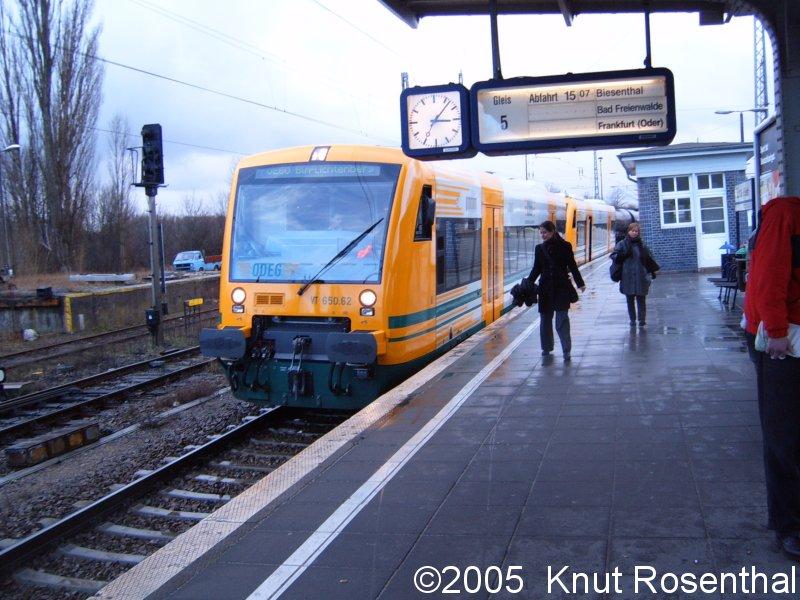ODEG 650.62 + ODEG 650.(xx) auf dem Weg von Berlin Lichtenberg nach Frankfurt (Oder). Auffllig ist die Zugzielanzeige, die wahrscheinlich am Bahnhof Lichtenberg nicht umgestellt wurde, denn sie steht immer noch auf Berlin Lichtenberg.