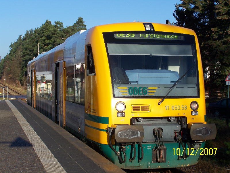 Bad Saarow Bahnhof steht Zug der Line OE35 zur