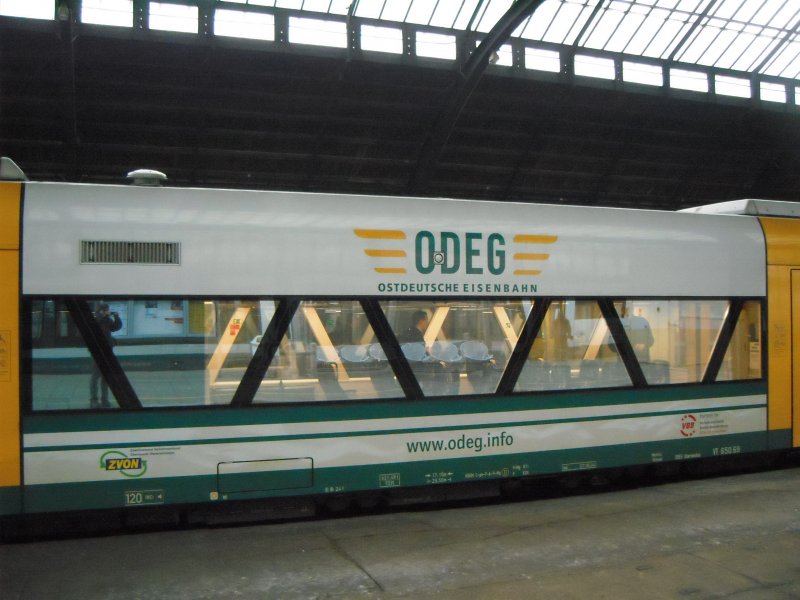 Das Logo der Ostdeutschen Eisenbahn GmbH (ODEG) auf einem VT