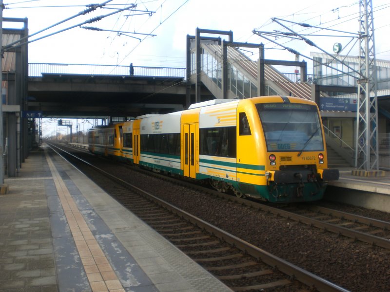BR 650 Regioshuttle als OE60 nach Wriezen im Bahnhof Hohensch�nhausen.