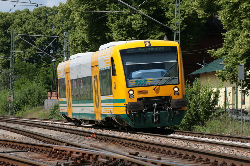 R3 der ODEG von Hagenow nach Neustrelitz bei der Ausfahrt