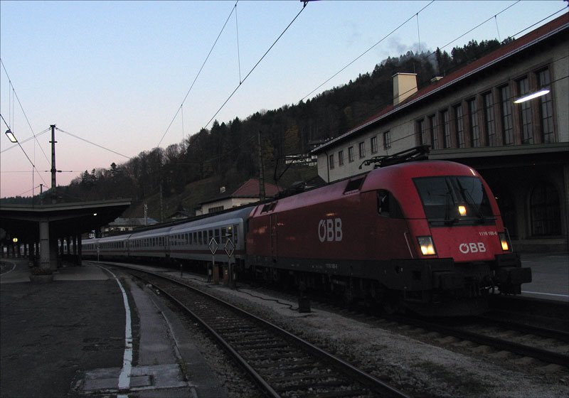 BB 1116 186 hat den von Hamburg kommenden IC/RE 2083 nach Berchtesgaden gebracht und umgesetzt, um den Zug als RB 30318 nach Freilassing zu fahren; 26.10.2008
