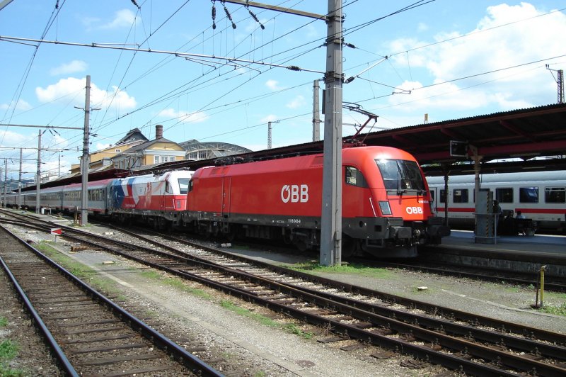 BB 1116043-9 und 1216226-1 als Vorspann fr OEC 162 Transalpin Wien W.-Basel bei der Einfahrt in Salzburg Hbf. 12.07.08