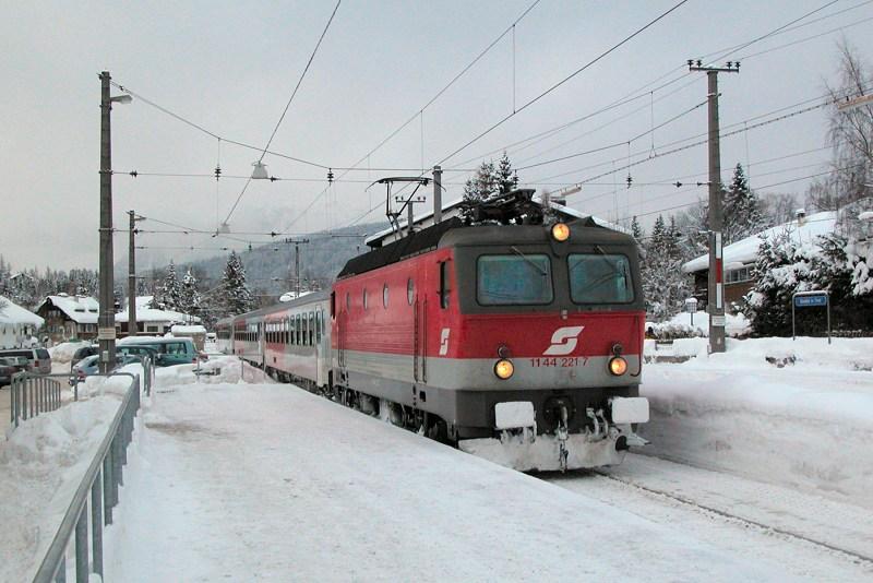 BB 1144 221-7 mit 5455 (Scharnitz – Innsbruck), Seefeld in Tirol, 03.01.2006