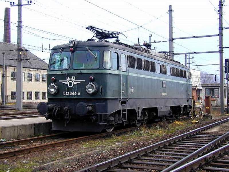 BB Lok 1042.044-6 vom 07.12 1999 in Linz Hbf.
