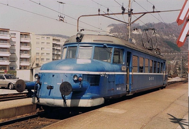 Der Blaue Pfeil der OeBB wartet in Oensingen auf Fahrg�ste