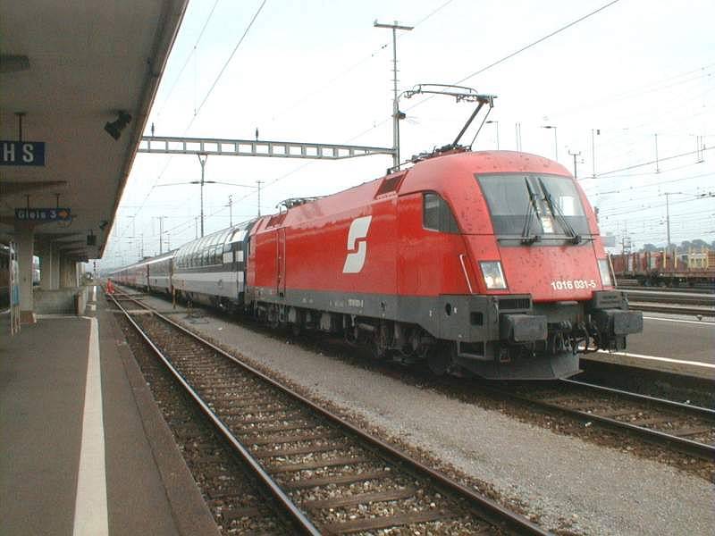 OeBB,Lok 1016 031-5 vor dem Transalpin in Buchs/SG,am 28.08.01