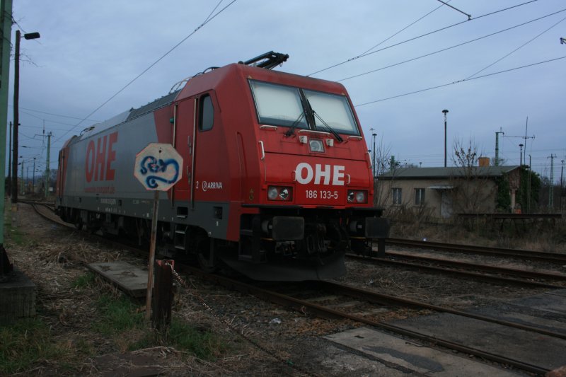 OHE 186 133-5 am Abend des 14.11.2008 im Bahnhof Guben