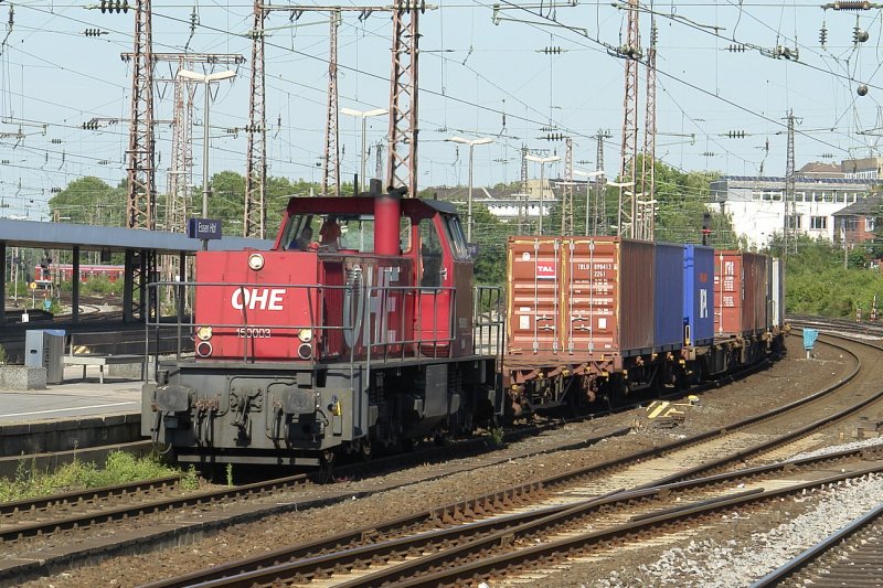 OHE 150003 mit einem Containerzug in Essen HBF Fahrtrichtung Duisburg.
Juni