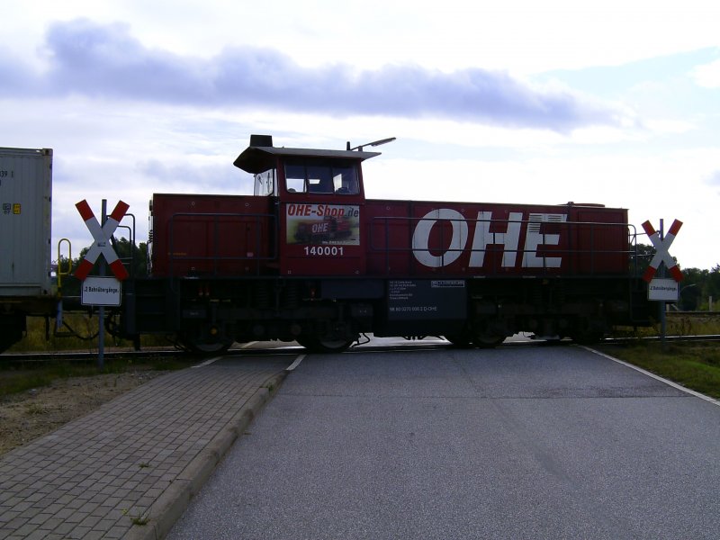 140001 der OHE am 03.10.2009 auf einem Bahn�bergang in Hamburg