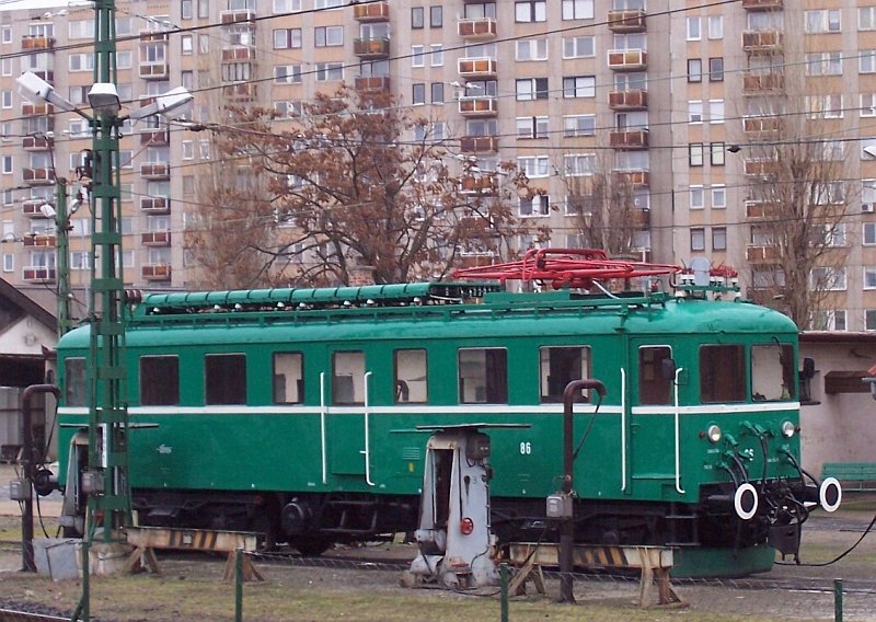 Oldtimer-Triebwagen 86 der HEV am 20.01.2007 in Budapest-Csepel, lieber htte ich ihn ohne die Dekoration davor von der anderen Seite aufgenommen, aber da htte ich  Nichtffentliches Betriebsgelnde  betreten mssen, gegangen wr's, im Drahtzaun fehlt ein Segment.