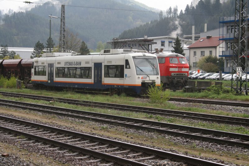 Ein Triebwagen der OSB wartet am 17.04.08 auf seinen n�chsten