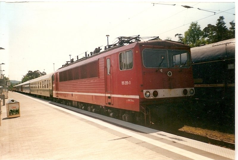 155 255 vor einem Interregio in Binz im Juni 1997