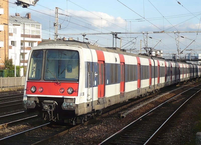 Triebzug 8482 am 17.10.2008 bei der Station Houilles Carrieres sur