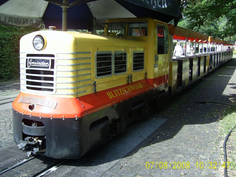 Lok Blitzschwoab der Killesberg Kleinbahn steht am 7.8.2008 im Kleinbahnbahnhof