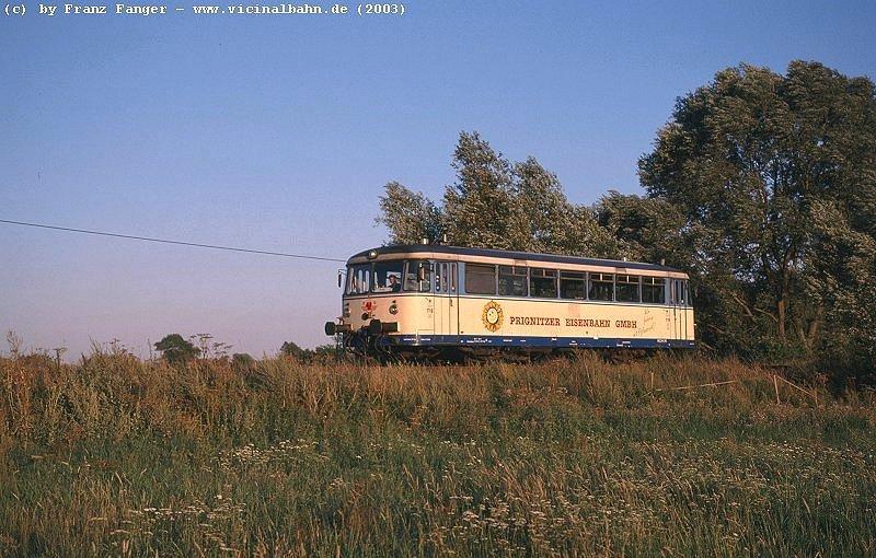 T10 der Prignitzer Eisenbahn f�hrt am abendlichen 14.8.03 bei Kuhbier
