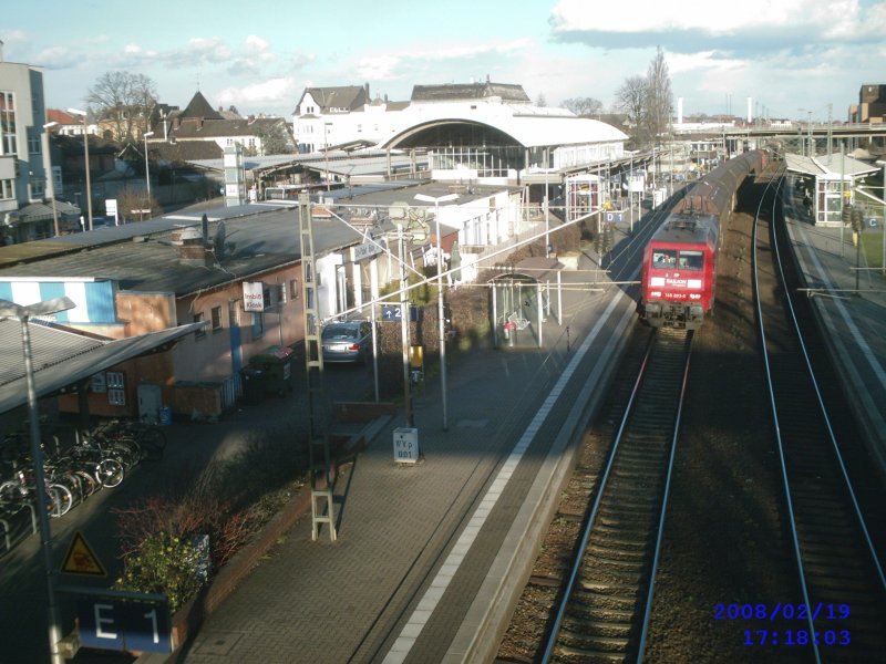 Peiner Bahnhof im Mrz 2008 mit Gterzugdurchfahrt (145 003).