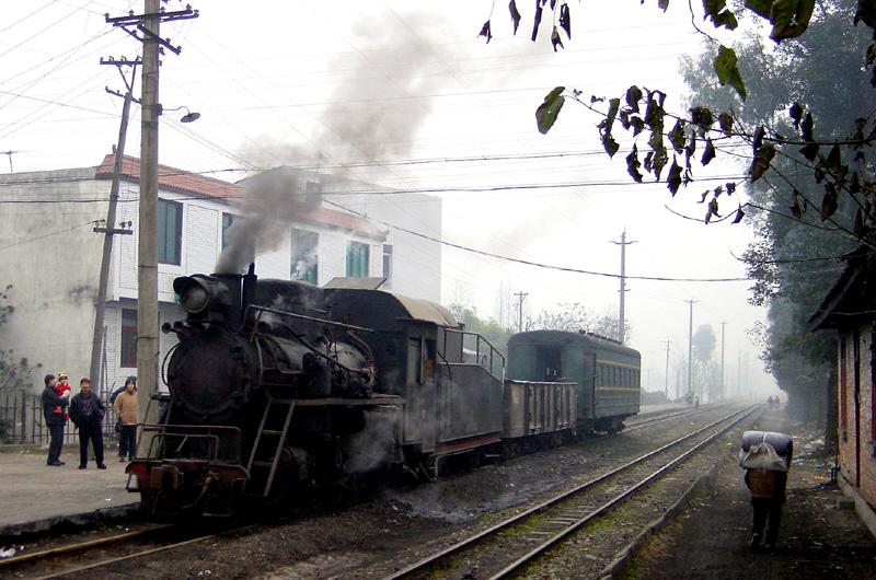 Kategorie: China-Schmalspurbahnen-Pengzhou
Beschreibung: Zur Abfahrt bereit, Pengzhou, JAN 2003 