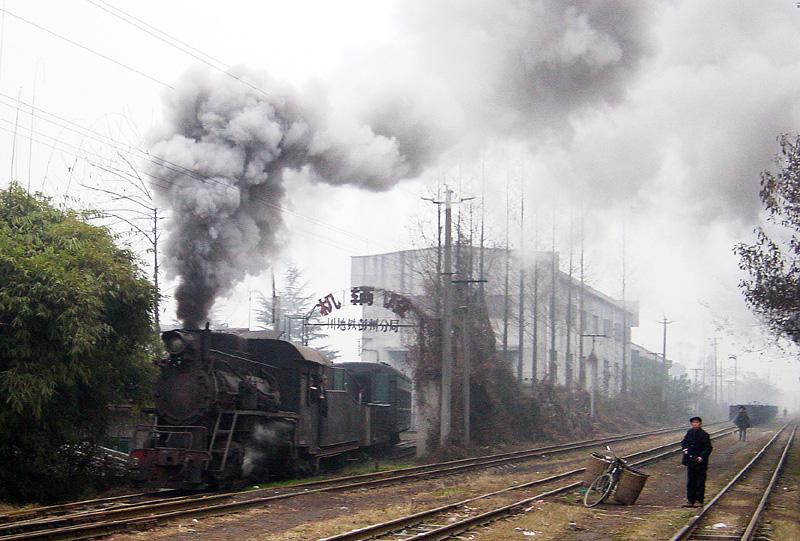 Kategorie: China-Schmalspurbahnen-Pengzhou
Beschreibung: Beim Verlassen des Depots, JAN 2003 