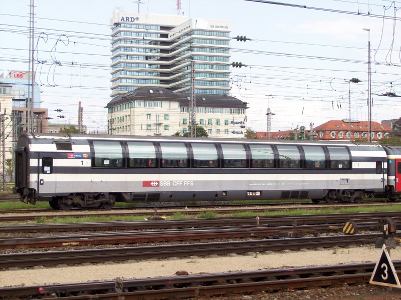 Panoramawagen der SBB mit Aufkleber zum 125.Geburtstag der Gotthardbahn, davor