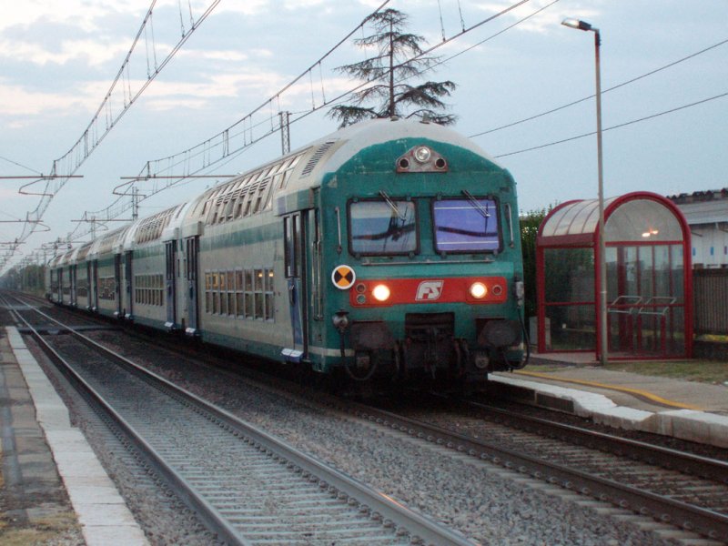 Regiozug to Vicenza with old double-deck set at the entrance