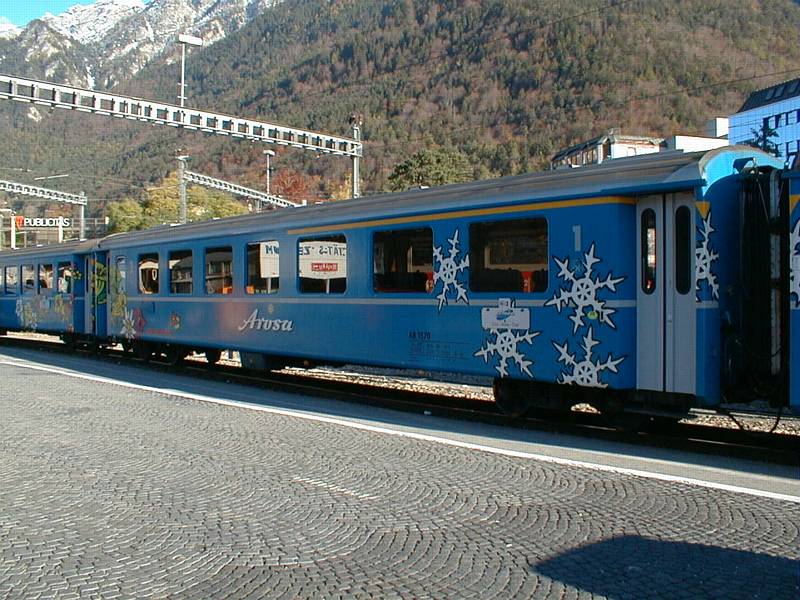 RhB,Arosa-Express Wagen 1.und 2.Kl am 1.11.00 in Chur/GR 