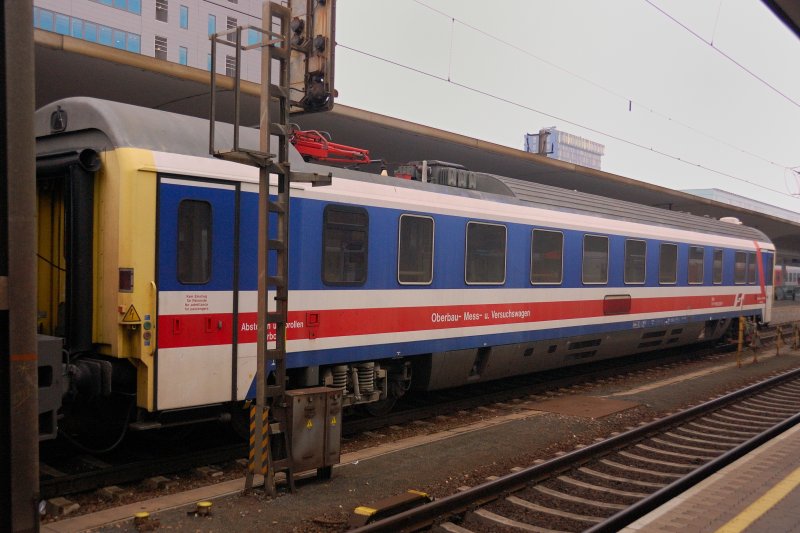 Oberbau-Mess- und Versuchswagen der �BB in Linz Hbf am 10.