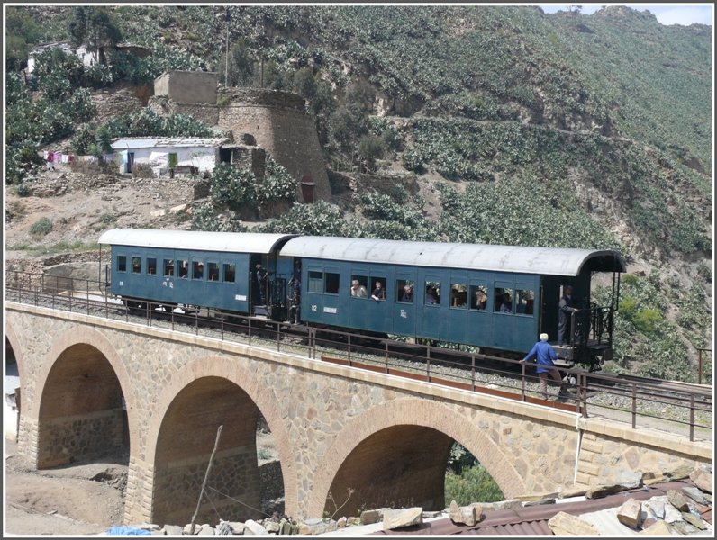 Die P-Wagen beim herunterrollen auf der Br�cke von Arbaroba. (01.11.2008)