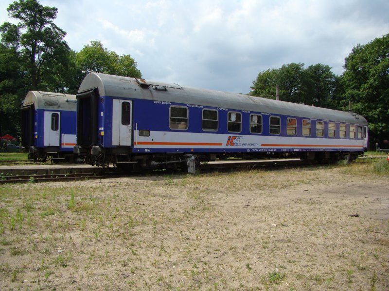 2 verschlafene Schlafwagen auf den Abstellgleisen
im Bahnhof von Kolobrzeg.Ein dritter