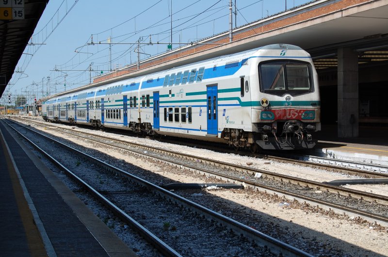 An E464 stood 26.07.09 with a double-deck cars in the