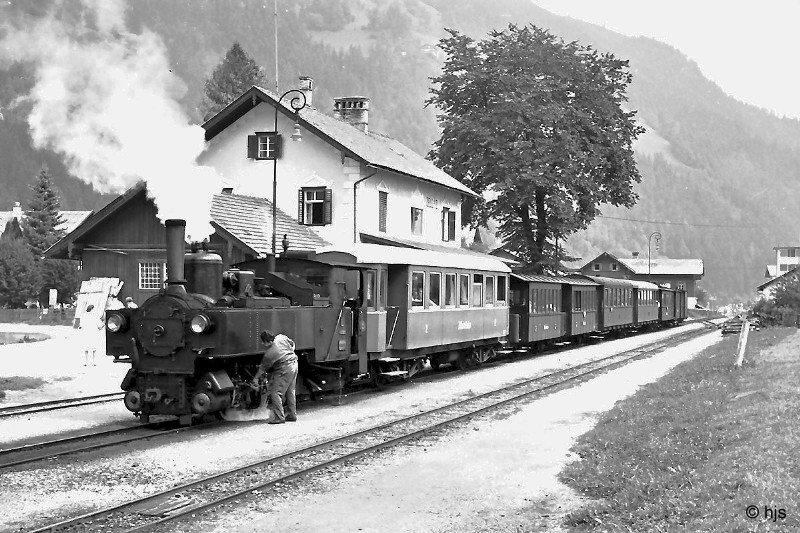 Personenzug mit Lok 1  Raimund  in Zell a.Z. (31. August 1967). Hinter der Lok ein  Payerbacher  (dem Zug vermutlich zustzlich fr eine Reisegruppe mitgegeben), der so gar nicht mit dem brigen Wagenmaterial harmonieren will!